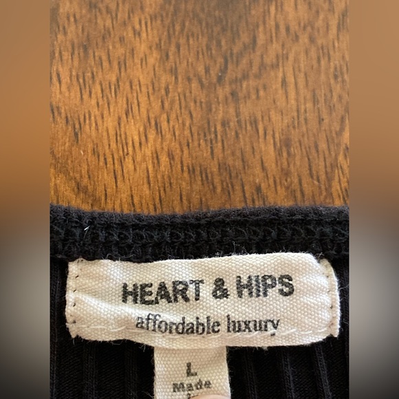 Heart & Hips Back Crop Top With Zipper - Picture 5 of 9